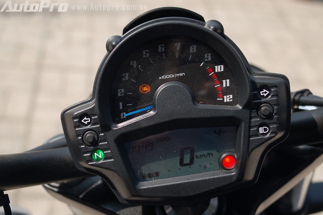 
Đồng hồ trên Kawasaki Vulcan S kết hợp giữa màn hình LCD hiển thị nhiều thông số cơ bản của xe. Ngoài ra, đồng hồ tua máy dạng cơ phía trên giúp người cầm lái dễ dàng quan sát.
