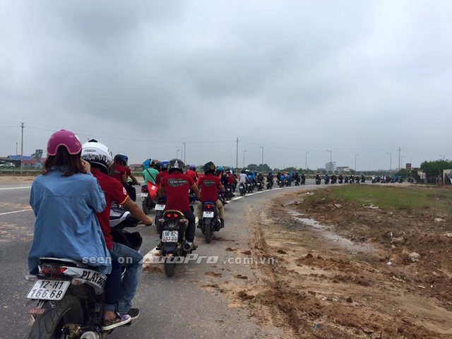 Các thành viên nối đuôi nhau thành hàng dài trên các tuyến phố tại Bắc Giang thu hút khá nhiều sự chú ý.