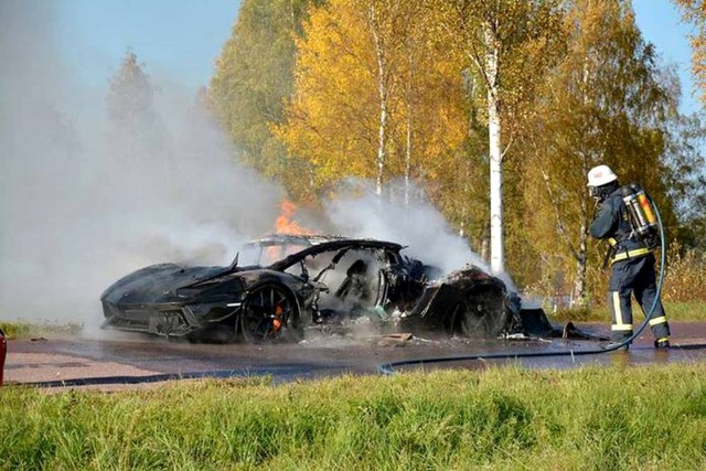Siêu bò hàng độc bị lửa thiêu rụi tại Thụy Điển.