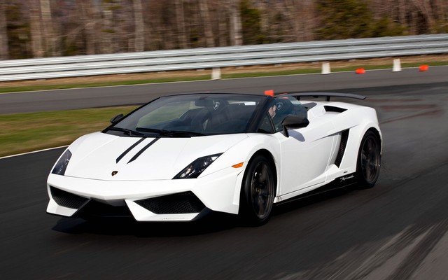Vẻ đẹp nguyên bản của siêu xe mui trần Lamborghini Gallardo LP570-4, sở hữu động cơ V10, dung tích 5.2 lít, sản sinh công suất cực đại 562 mã lực, siêu xe mất khoảng 3,9 giây để tăng tốc lên 100 km/h từ vị trí xuất phát.