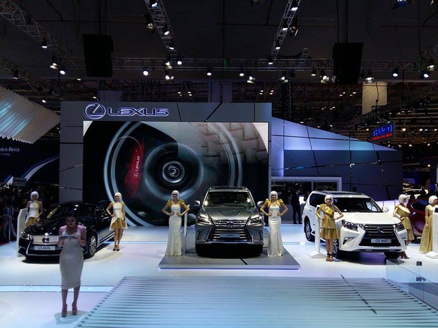 
Dàn mẫu với đặc trưng là mái tóc bạch kim khoe dáng cạnh các mẫu xe của Lexus.
