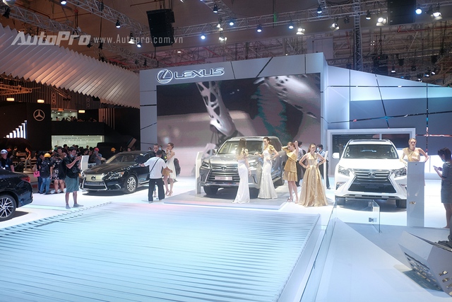 
Dàn xe sang Lexus cùng những người mẫu Tây đang tổng duyệt cho ngày khai mạc VMS 2015.
