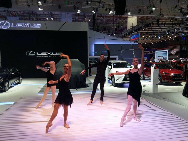 
Thương hiệu xe sang của Toyota, Lexus cũng chọn màn múa đương đại để mở đầu cho buổi giới thiệu gian hàng của mình.
