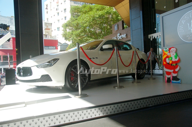 
So với chiếc đầu tiên được một người chơi xe tại Hà Thành đưa về nước, Maserati Ghibli chính hãng cũng sở hữu ngoại thất trắng muốt. Trong khi đó, nội thất ấn tượng hơn với màu xanh-đen và các chi tiết bằng sợi carbon.
