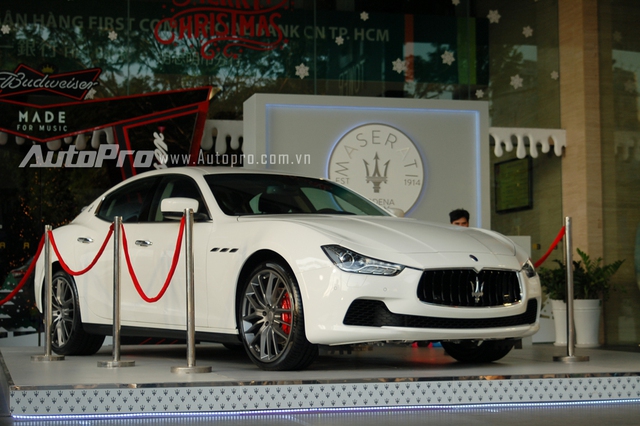 
Sau bất ngờ được trưng bày tại sảnh cao ốc ở Sài Gòn, chiếc Maserati Ghibli thứ 2 về Việt Nam và chiếc chính hãng đầu tiên đã lộ giá bán. Theo đó, chiếc Maserati Ghibli chính hãng đầu tiên tại Việt Nam thuộc phiên bản tiêu chuẩn và được chào bán với mức giá 5,455 tỷ Đồng.
