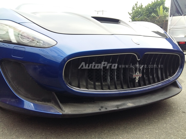 
Chiếc Maserati Granturismo MC Stradale thứ 2 tại Việt Nam thuộc phiên bản 2016 với những nâng cấp ấn tượng như nắp capô được thiết kế lại và sử dụng chất liệu sợi carbon hoặc logo cây đinh ba trên lưới tản nhiệt có thêm 2 gạch đỏ. Bên cạnh đó là những điểm nhấn như cánh lướt gió trước, tay nắm cửa, nắp capô, đuôi cá phía sau hay cản sau được phủ carbon cao cấp.
