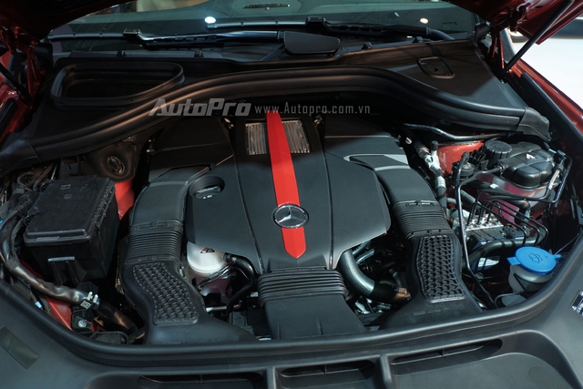 
GLE 450 AMG Coupe được trang bị khối động cơ V6, dung tích 3.0 lít, tăng áp kép, sản sinh công suất cực đại 367 mã lực, mô-men xoắn cực đại 520 Nm tại 1.800 vòng/phút. Bên cạnh những tính năng an toàn cơ bản như ESP, Pre-Safe, ABS/BAS, Attention Assit. GLE mới trang bị tiêu chuẩn hệ thống hỗ trợ phòng ngừa va chạm CPA Plus, giúp người lái ngăn chặn hoàn toàn hoặc giảm thiểu hệ quả của việc va chạm với xe phía trước nhờ vào chức năng hỗ trợ tự động giảm tốc.
