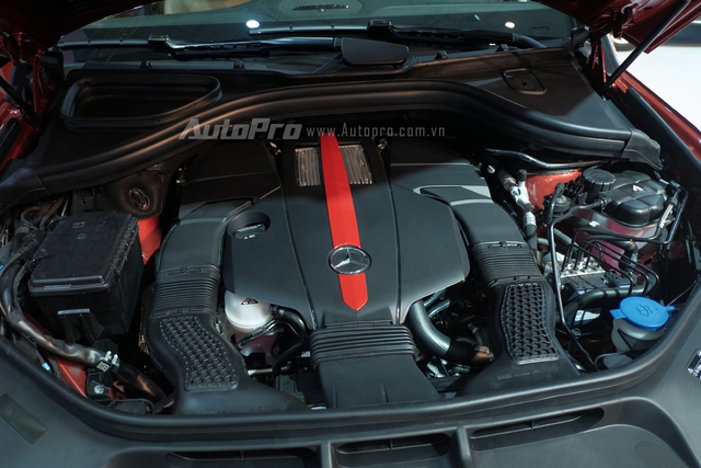 GLE 450 AMG Coupe được trang bị khối động cơ V6, dung tích 3.0 lít, tăng áp kép, sản sinh công suất cực đại 367 mã lực, mô-men xoắn cực đại 520 Nm tại 1.800 vòng/phút. Bên cạnh những tính năng an toàn cơ bản như ESP, Pre-Safe, ABS/BAS, Attention Assit. GLE mới trang bị tiêu chuẩn hệ thống hỗ trợ phòng ngừa va chạm CPA Plus, giúp người lái ngăn chặn hoàn toàn hoặc giảm thiểu hệ quả của việc va chạm với xe phía trước nhờ vào chức năng hỗ trợ tự động giảm tốc.