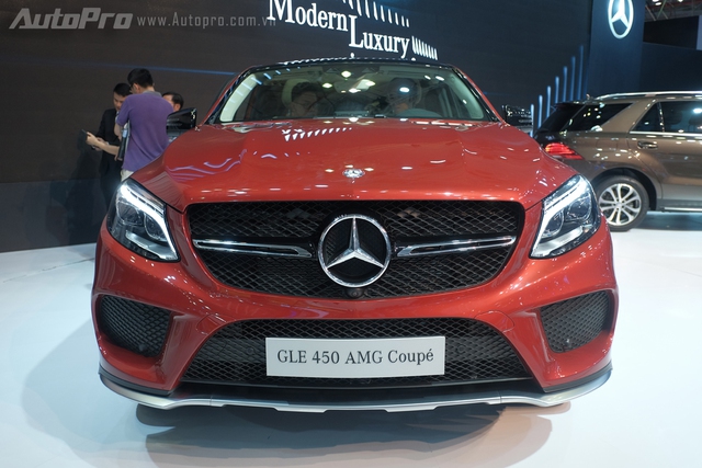 
Trình làng lần đầu tiên tại triển lãm NAIAS 2015, Mỹ, kẻ thay thế dòng M-Class nổi tiếng gây nhiều chú ý trong giới chơi xe. Đến nay 2 chiếc GLE vừa ra mắt khách hàng Việt trong triển lãm ô tô Việt Nam 2015. Trong đó chiếc xe sở hữu ngoại thất màu đỏ GLE 450 AMG 4MATIC Coupe được xem như đối thủ chính thức của BMW X6.
