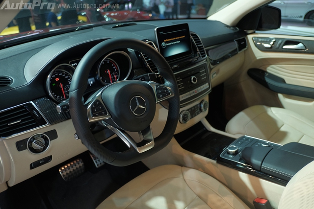 
Nội thất trên chiếc GLE Coupe trang bị các tiện nghi cao cấp như cửa sổ trời, ghế ngồi trang bị hệ thống sưởi, màn hình cảm ứng trung tâm 8 inch, dàn âm thanh vòm của Harman Kardon, hệ thống dẫn đường và định vị GPS hay hệ thống đèn viền có thể thay đổi 3 màu sắc.
