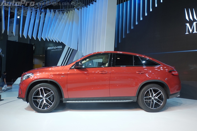GLE 450 AMG Coupe sở hữu chiều dài 4.900 mm, chiều rộng 2.010 mm và chiều cao 1.800 mm. Chiều dài cơ sở 2.920 mm. Xe được trang bị la-zăng 21 inch 5 chấu kép của AMG.