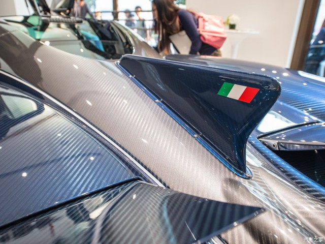 Chiếc vây nổi bật phía sau đuôi xe được trang trí thêm lá cờ Ý.