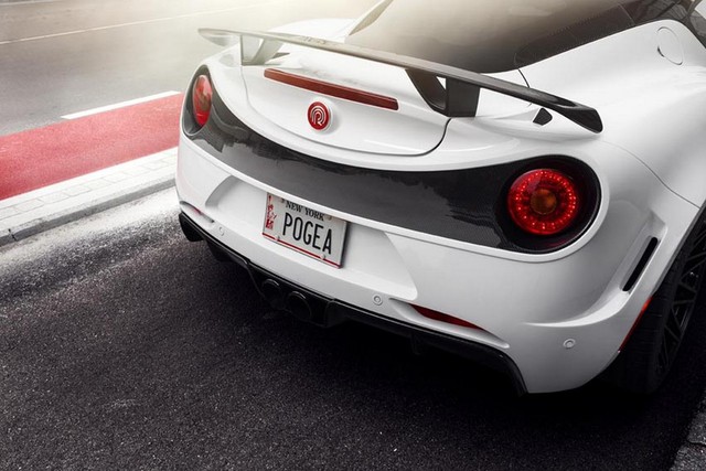 
Cánh hướng gió phía sau của chiếc Alfa Romeo 4C độ.
