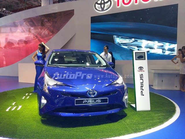 
Ở triển lãm lần này, Toyota mang tới Prius hoàn toàn mới 2015 - biểu tượng thành công của Toyota cho công nghệ hybrid sử dụng động cơ lai ghép xăng – điện là một trong những tâm điểm của thương hiệu đến từ Nhật Bản.
