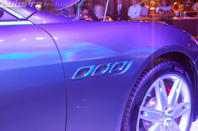 
So với nhiều thay đổi ở thiết kế trên các thế hệ mới, thì 3 hốc gió bên hông được xem như biểu tượng quen thuộc trên các thế hệ Maserati.
