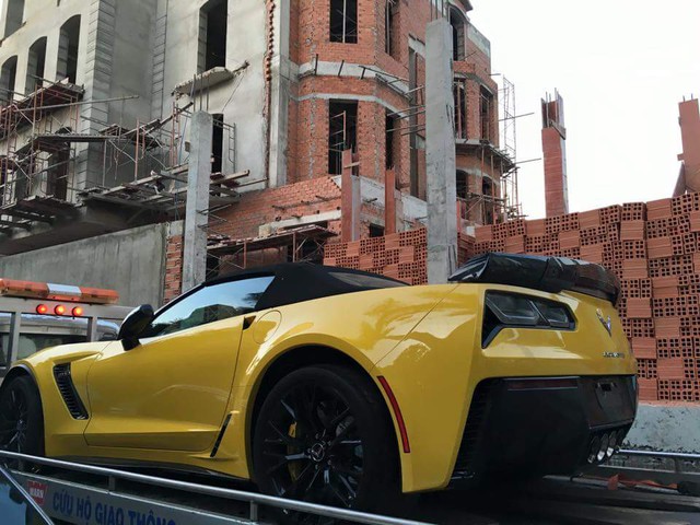 
Sau 4 chiếc Chevrolet Corvette C7 Z06 Coupe được đưa về nước trước đó, quỷ dữ đầu tiên sở hữu mui mềm đã xuất hiện tại Việt Nam vào chiều qua. Như vậy, đến nay đã có 5 chiếc Chevrolet Corvette Z06 2015 được đưa về nước. 3 trong số đó mang màu vàng nổi bật và 2 chiếc còn lại được sơn màu trắng.

