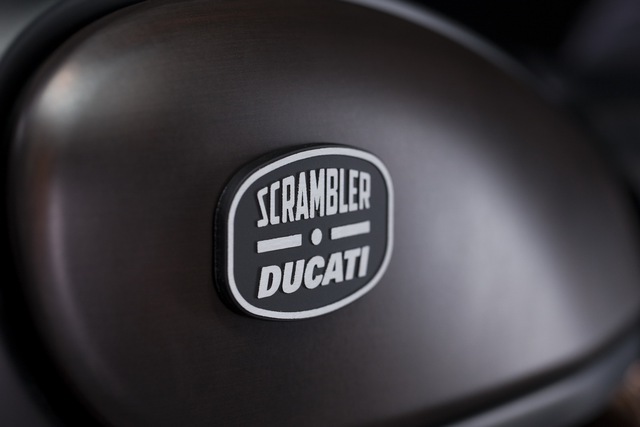 
 mỗi chiếc Ducati Scrambler Italia Independent còn có một logo bằng nhôm

