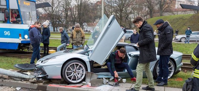 Vụ tai nạn của siêu bò Lamborghini Aventador LP700-4 Roadster mới xảy ra tại thủ đô Tallinn, Estonia, khiến nhiều tín đồ mê siêu xe tiếc nuối. Được biết, người cầm lái siêu bò màu bạc là một doanh nhân người Lebanon.