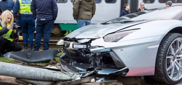 
Các nhà chức trách tại thủ đô Tallinn ngay sau đó cũng xác nhận người cầm lái chiếc siêu xe sẽ không phải trả bất kỳ khoản chi phí nào cho tai nạn do mình gây ra. May mắn thay, cũng không có thương vong trong vụ tai nạn này.

