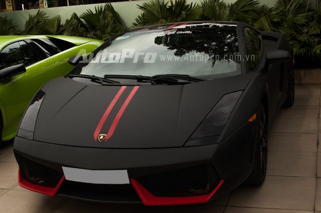 Hàng độc lamborghini Gallardo SE từng được ướm thử decal đen nhám trước khi chủ nhân quyết định sơn trực tiếp lên ngoại thất.