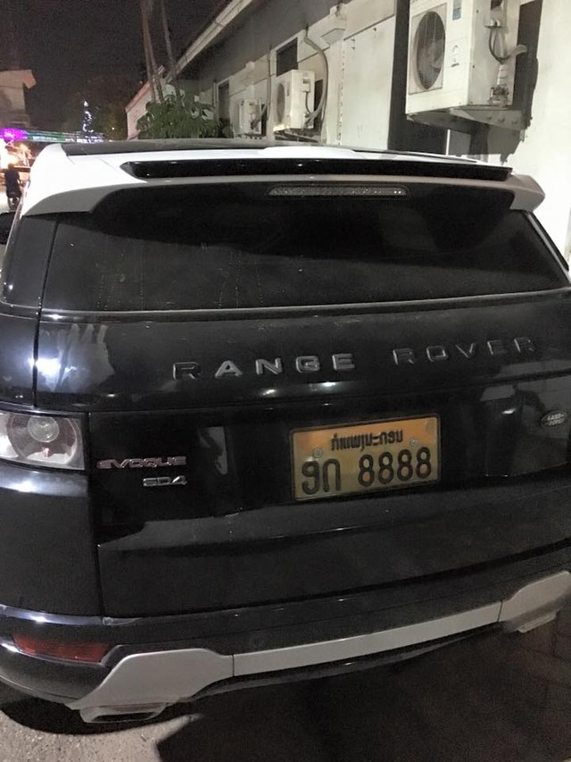 
Thêm một chiếc SUV Range Rover mang biển tứ quý, lần này là Evoque. Số 8 được giới chơi biển Việt Nam gọi lái là tài hay phát. Do đó, tứ quý 8 có ý nghĩa mãi phát tài hay tiền tài lúc nào cũng nở rộ.
