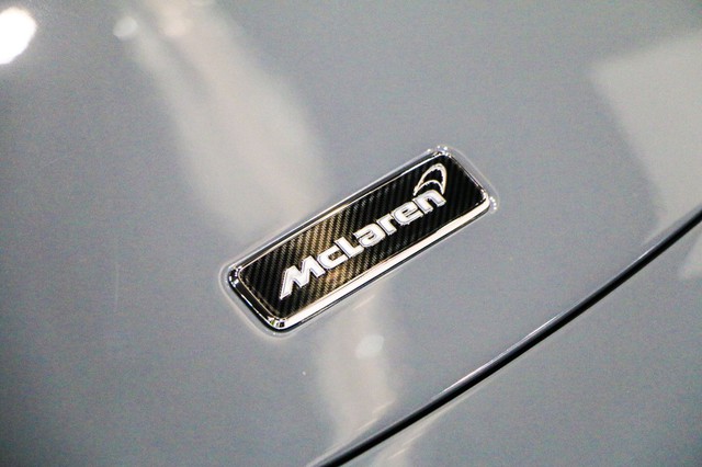 
Logo McLaren cới phông nền bằng chất liệu carbon.
