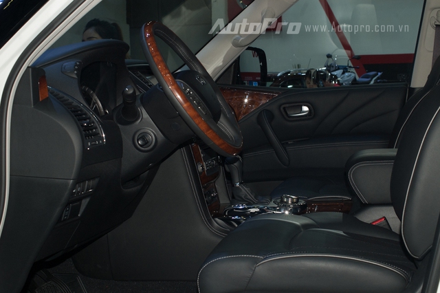 
Thế hệ mới, Infiniti trang bị cho chiếc SUV cỡ lớn của mình nổi bật với công nghệ đèn LED áp dụng trên đèn pha, báo rẽ hay đèn sương mù. Động cơ là loại V8, dung tích 5,6 lít, sản sinh công suất cực đại 400 mã lực và mô-men xoắn cực đại 559 Nm. Đi kèm là hộp số tự động 7 cấp. Hệ thống điều khiển tự động thích nghi với phong cách tài xế. Dẫn động 4 bánh toàn thời gian AWD với các chế độ Auto, 4H và 4L.
