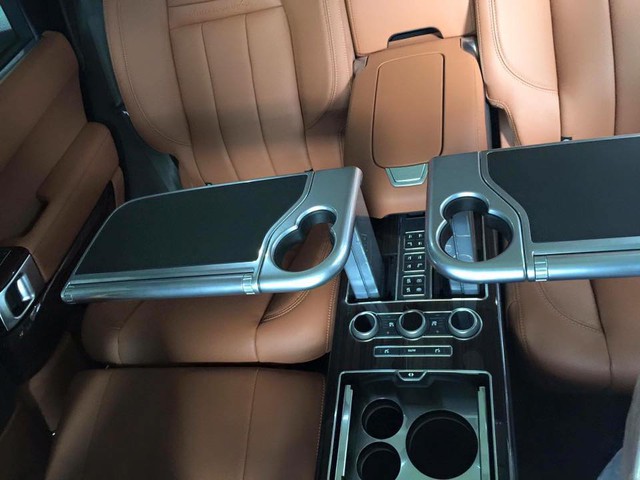 Range Rover SVAutobiography sở hữu không gian sang trọng với bàn làm việc chỉnh điện và hộc lạnh chứa đồ cho hành khách phía sau.