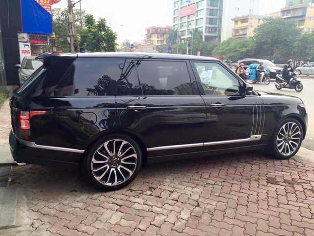 Range Rover SVAutobiography được chi nhánh Special Vehicle Operations (SVO) của Jaguar – Land Rover thiết kế. Trong đó, khách hàng có thể lựa chọn ngoại thất 2 tông màu. Phần thân trên có màu đen Santorini và thân dưới được sơn 9 màu khác biệt theo lựa chọn của khách hàng. Điều này cũng áp dụng cho cả nội thất.