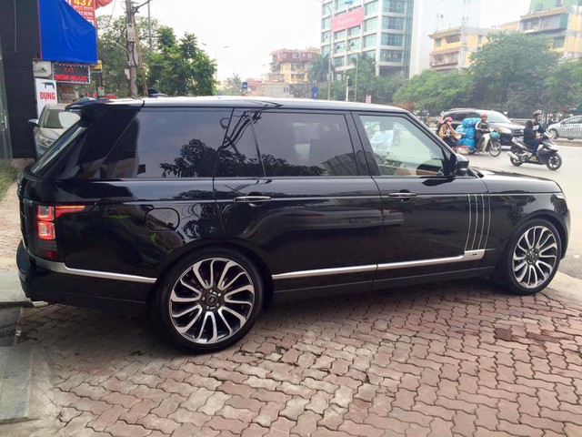 
Range Rover SVAutobiography được chi nhánh Special Vehicle Operations (SVO) của Jaguar – Land Rover thiết kế. Trong đó, khách hàng có thể lựa chọn ngoại thất 2 tông màu. Phần thân trên có màu đen Santorini và thân dưới được sơn 9 màu khác biệt theo lựa chọn của khách hàng. Điều này cũng áp dụng cho cả nội thất.
