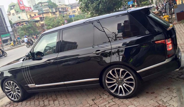 Chiếc Range Rover SVAutobiograph 2016 đầu tiên xuất hiện tại Việt Nam không đi kèm tùy chọn đắt giá trên nhưng bù lại thuộc phiên bản trục cơ sở dài LWB.
