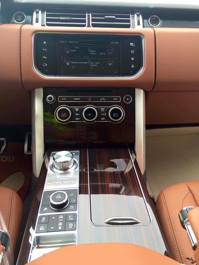 Ngoài ra, một số chi tiết được ốp gỗ mang đến nội thất đẳng cấp cho chiếc SUV siêu sang. Các chi tiết nhỏ như bàn đạp hay núm sang số bằng chất liệu nhôm đặc cũng là điểm nhấn nổi bật trong thiết kế nội thất của Range Rover SVAutobiography.