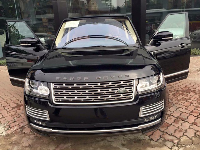 Range Rover SVAutobiography có điểm nhấn là lưới tản nhiệt mạ crôm. Ngoài ra, logo quen thuộc Range Rover trên đầu và đuôi xe không còn được mạ crôm sáng bóng như Range Rover thông thường.