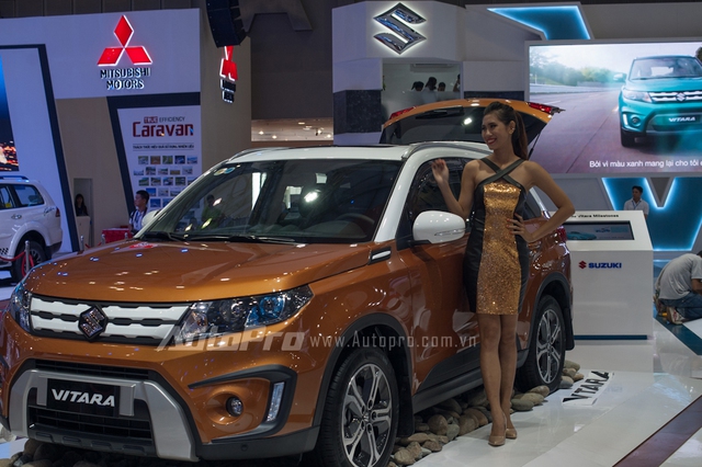 
Về hình dáng, Vitara thế hệ mới có thiết kế đặc trưng của dòng Vitara và cả dòng Jimny SUV, cùng mẫu kei car cỡ nhỏ được yêu thích tại Nhật Bản. Xe có chiều dài 4.175 mm, rộng 1.775 mm và cao 1.610 mm, chiều dài cơ sở 2.500 mm. Ngoại thất xe được làm mới lại  mang đến cái nhìn khỏe khắn, hiện đại và thể thao hơn.
