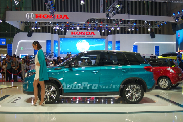 Chiếc SUV đô thị cỡ nhỏ của Suzuki được nhập trực tiếp từ Hungary và mức giá bán ra đề xuất 729 triệu đồng (đã bao gồm VAT). Ngoài ra, Suzuki cung cấp 14 màu sắc ngoại thất cho Vitara, bên cạnh đó sự kết hợp 2 màu sắc khác nhau cũng là điểm nhấn ở ngoại thất.