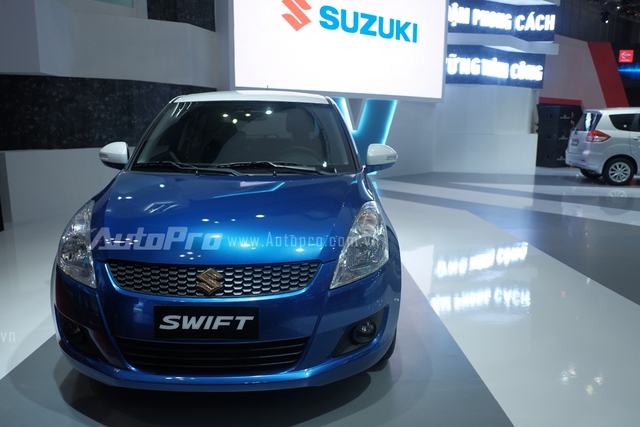 
Ngoài ra, Suzuki vẫn giới thiệu 2 mẫu xe quen thuộc, đó là Swift 2015 phối 2 tông màu...
