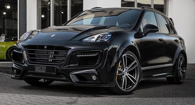 Bộ body kit được ốp thêm ra ngoài vỏ xe nguyên bản khiến chiếc SUV Đức trở nên dày dặn, xù xì và có chiều cao gầm xe bị hạ thấp khá nhiều.