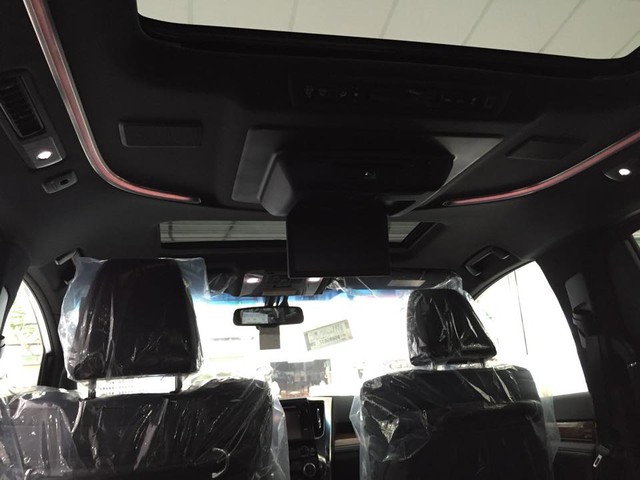 
Trần xe nổi bật với cửa sổ trời, cùng màn hình 9 inch mang đến những giây phút giải trí thú vị cho người ngồi ở hai hàng ghế sau.
