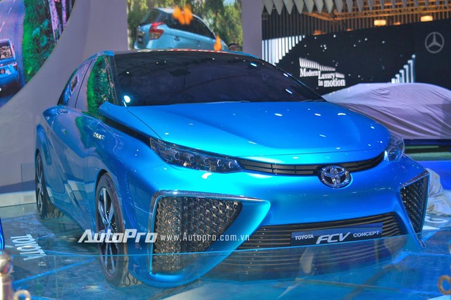 
Ngoài ra, Toyota mang về mẫu xe concept FCV(Fuel Cell Vehicle), tiền thân của mẫu xe Mirai siêu sạch đang nổi đình đám trên thế giới. 
