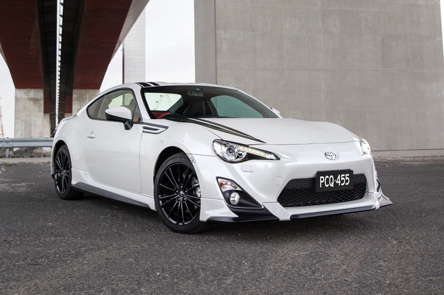 Toyota 86 sử dụng động cơ Boxer 4 xylanh phẳng, dung tích 2.0 lít, sản sinh công suất 200 mã lực, mô-men xoắn cực đại 205 Nm. Hộp số 6 cấp với 2 phiên bản số sàn và tự động, bộ vi sai hạn chế trượt nhằm cung cấp khả năng bám đường hoàn hảo trong mọi điều kiện lái.