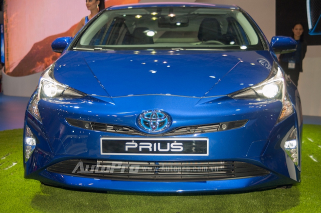 
Prius 2016 thu nhiều khách tham quan khi được trưng bày trong khu vực toàn xanh. 

