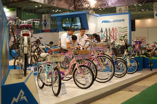 
Các sản phẩm được trưng bày tại triển lãm năm nay còn có các xe đạp điện, những chiếc xe đạp dành cho thiếu nhi, bên cạnh đó không thể thiếu những linh phụ kiện cho đồ chơi xe đạp, hay các công nghệ và thiết bị sản xuất xe đạp.

