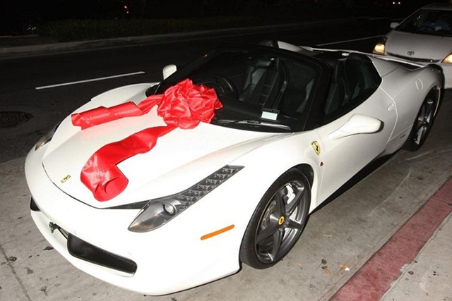 Trước đó, Kylie Jenner được bạn trai tặng siêu xe Ferrari 458 Italia Spider nhân dịp sinh nhật lần thứ 18.