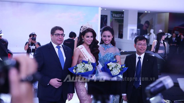 
Hoa hậu và Á hậu Hoàn vũ Việt Nam 2015 chụp ảnh cùng ban lãnh đạo Euro Auto.

