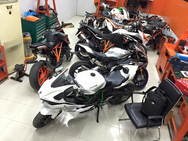 Thiếu gia Sài thành còn sở hữu một số siêu phẩm khác như Kawasaki Ninja H2 có giá bán chính hãng khoảng 1 tỷ Đồng.