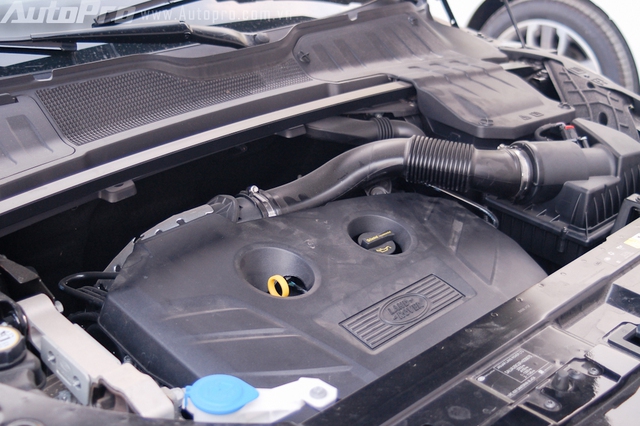 
Range Rover Evoque trong gói độ Kahn không được nâng cấp động cơ. Trái tim của xe vẫn là loại 4 xi-lanh tăng áp, dung tích 2.0 lít, phun nhiên liệu trực tiếp, sản sinh công suất tối đa 240 mã lực. Hệ thống Active Driveline dẫn động 4 bánh mới mang đến khả năng vận hành ổn định cho chiếc SUV hạng sang.
