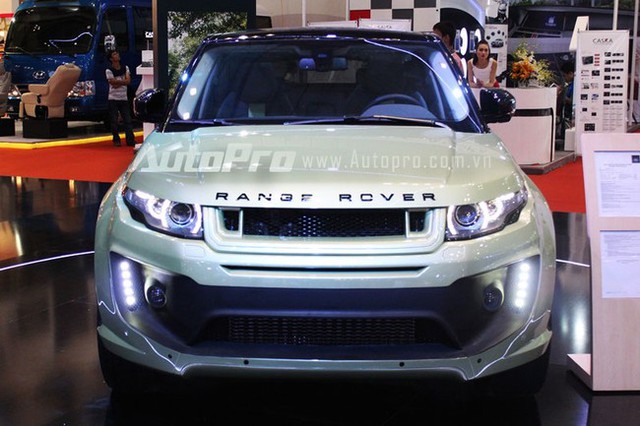 
Range Rover Evoque Kahn lần đầu tiên xuất hiện tại Việt Nam trong triển lãm vào năm 2013.
