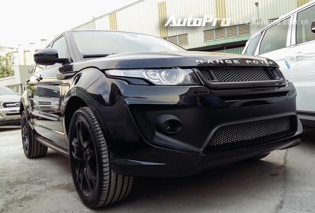 
Range Rover Evoque Kahn 2015 sở hữu ngoại thất đen bóng ấn tượng so với chiếc đầu tiên mang tông màu xanh nổi bật.

 

