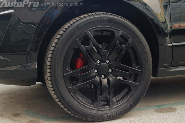 
Điểm nhấn quan trọng ở Range Rover Evoque Kahn mới là la-zăng 5 chấu kép hình chữ Y lồng vào nhau, được sơn màu đen kết hợp cùng kẹp phanh đỏ ấn tượng. La-zăng do hãng độ Kahn Design chế tạo mang mã RS600.
