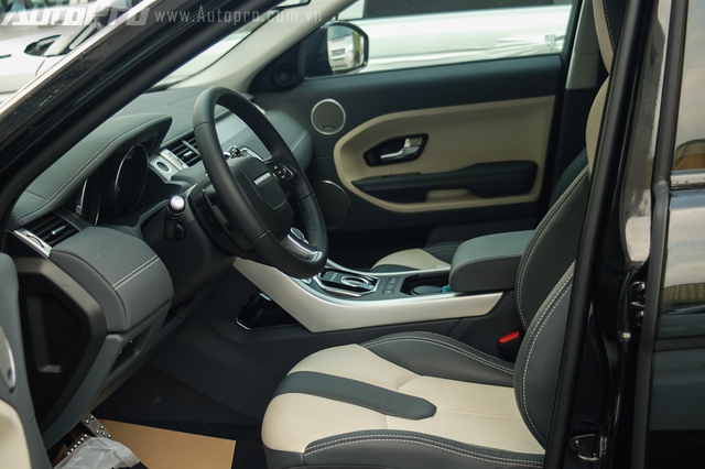
Bên trong Range Rover Evoque Kahn 2015 là nội thất pha trộn trong hai màu kem và xám ánh kim bắt mắt, đối lập với ngoại thất. Gói nội thất da Alcantara cao cấp, kết hợp cùng nhiều chi tiết trang trí bằng sợi carbon.
